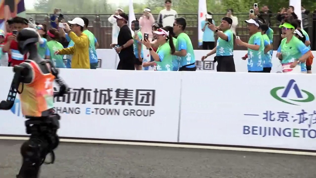 الصين تنظّم أول سباق نصف ماراثون في العالم للروبوتات الشبيهة بالبشر