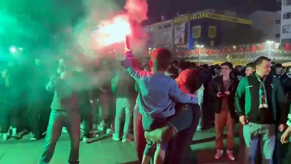 Kocaelisporlu taraftarlar Kent Meydanı'na akın etti