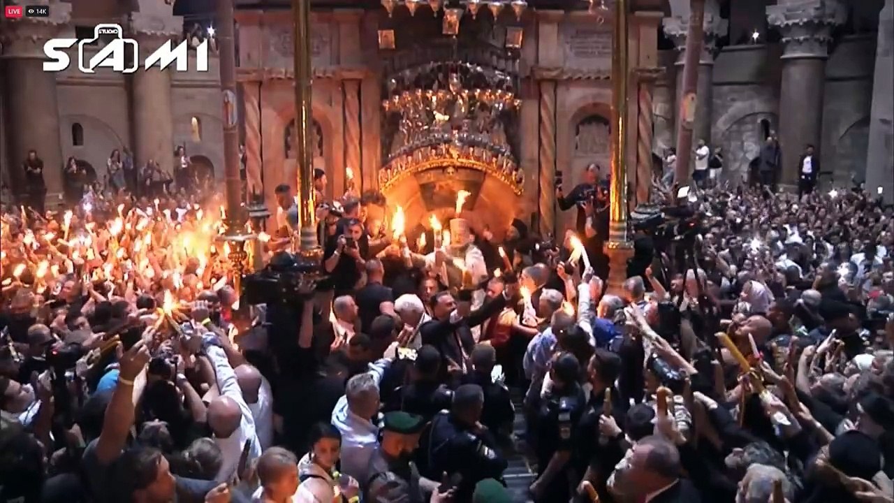 Cristãos ortodoxos celebram o 'fogo sagrado' pascal em Jerusalém