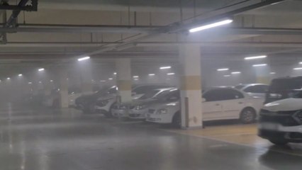 서울 강일동 아파트 주차된 승용차에서 불...50여 명 대피 / YTN