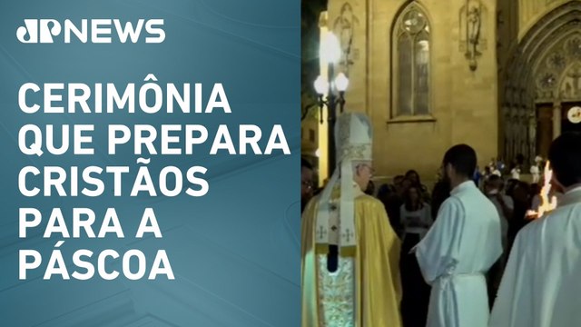 Fiéis realizam a Vigília Pascal na Catedral da Sé em SP