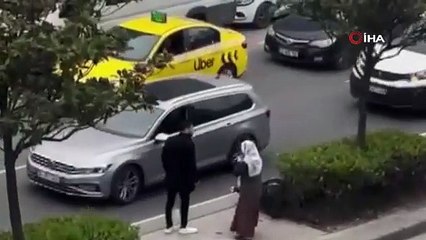 Sokak ortasında şok görüntüler! Babasını tek yumrukla bayıttı