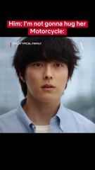 To hug her, to hug her not, that is the... Watch out! #TheAtypicalFamily #Netflix