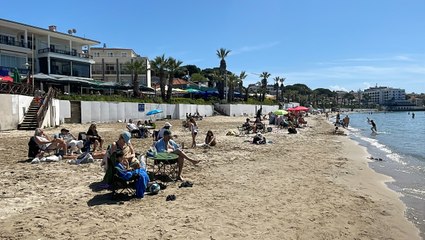 Sıcak havayı fırsat bilenler Kuşadası sahillerine koştu