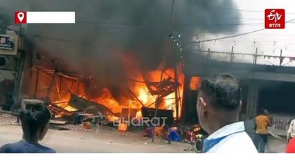 ग्रेटर नोएडा में फर्नीचर की दुकान में लगी भीषण आग, कई दुकानें आईं चपेट में