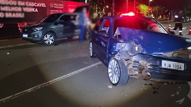 Condutor abandona Gol após colidir na traseira de T-Cross estacionado no Centro de Cascavel