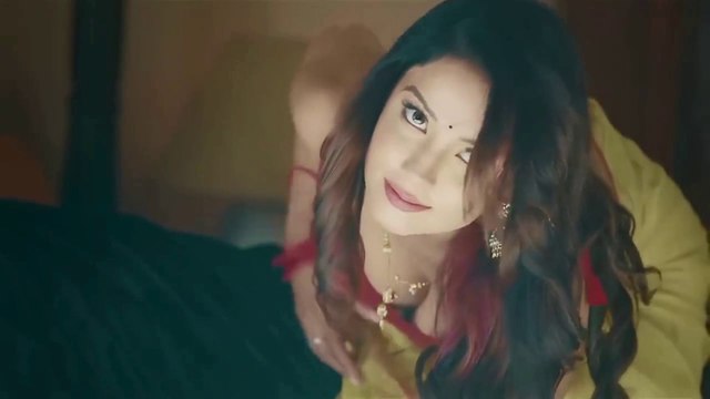 Latest Hot Indian Bhabhi in Saree