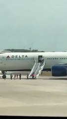 Incêndio num motor obriga avião a aterrar de emergência nos EUA