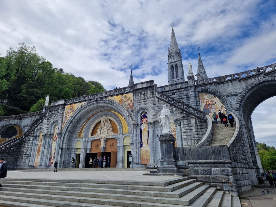 Mort du pape François : la réaction des pèlerins à Lourdes