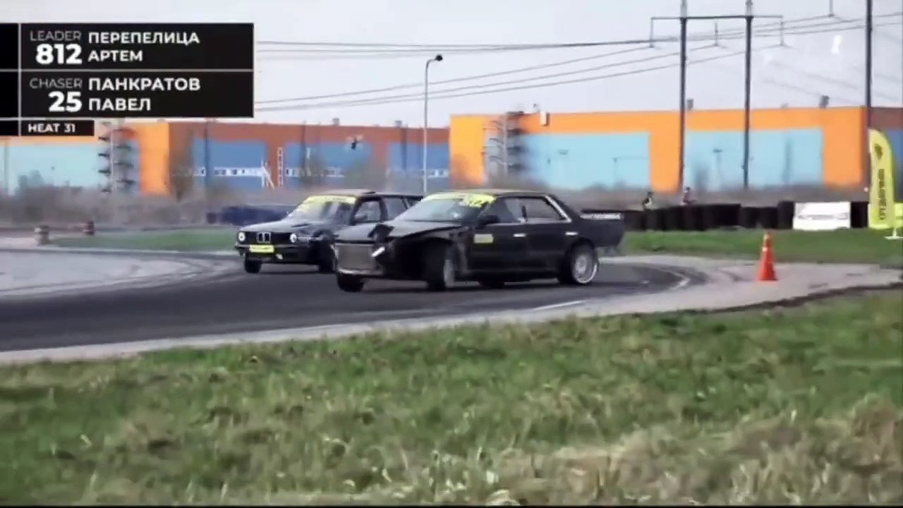 Une voiture de course perd son pneu et le récupère... dingue