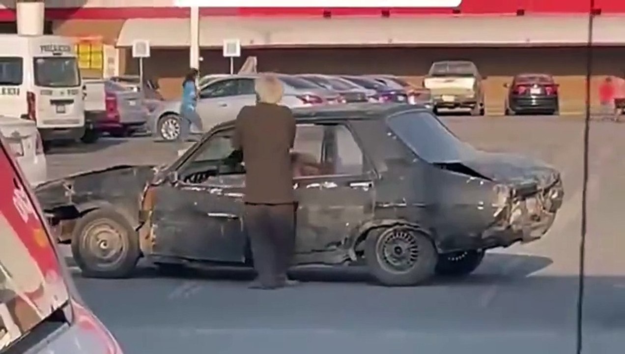 Mais comment cette voiture peut-elle encore rouler