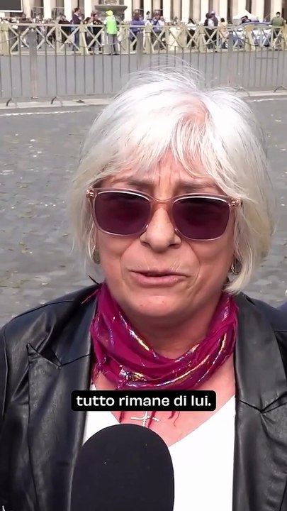 "Piazza San Pietro si Riempie di Pellegrini e Fedeli in Lutto per la Scomparsa di Papa Francesco"