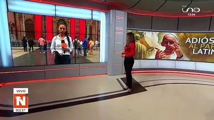 Listón negro en el Atrio de la Catedral de Santa Cruz por el Papa Francisco