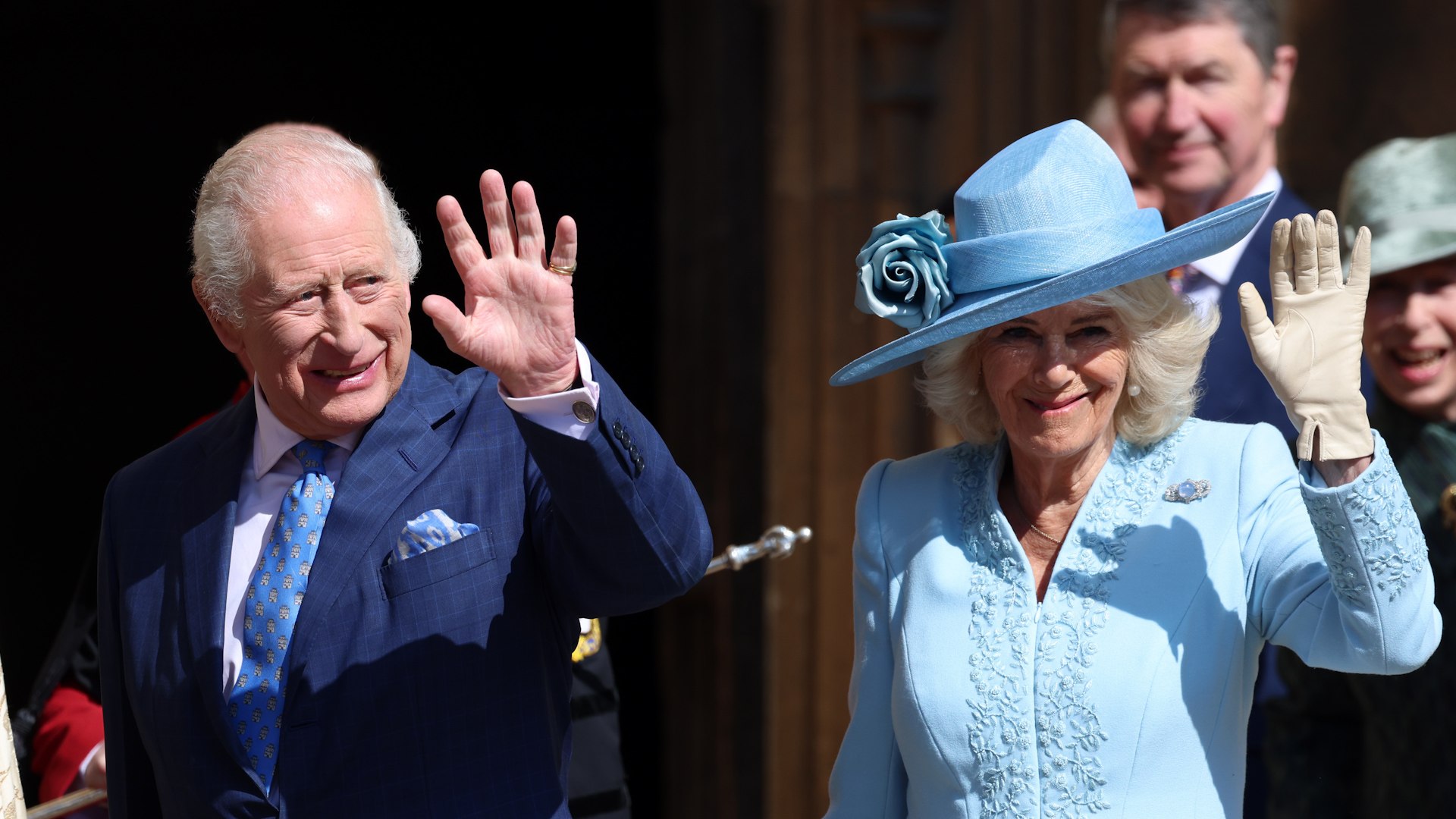 El rey Carlos III y la reina Camilla estuvieron presentes junto al pr�ncipe Eduardo y su esposa Sof�a, duquesa de Edimburgo, el pr�ncipe Andr�s y su ex esposa Sarah Ferguson, duquesa de York, Ana, princesa real y la princesa Beatriz con su esposo Edoardo Mapelli Mozzi.