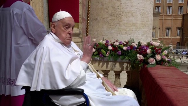«Joyeuses Pâques» : les images du pape François au balcon de la basilique Saint-Pierre saluant les fidèles