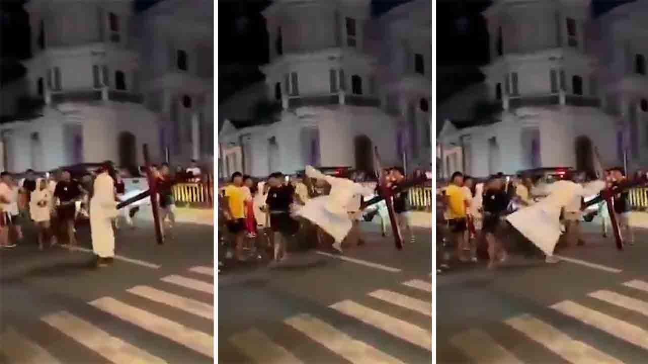 VIDEO: 'Jesus' verliert die Geduld und tritt spöttischen Jugendlichen während Kreuzweg-Darstellung