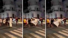 VIDEO: 'Jesus' verliert die Geduld und tritt spöttischen Jugendlichen während Kreuzweg-Darstellung