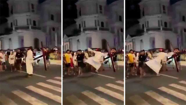 VIDEO: 'Gesù' perde la pazienza e prende a calci un giovane provocatore durante la Via Crucis