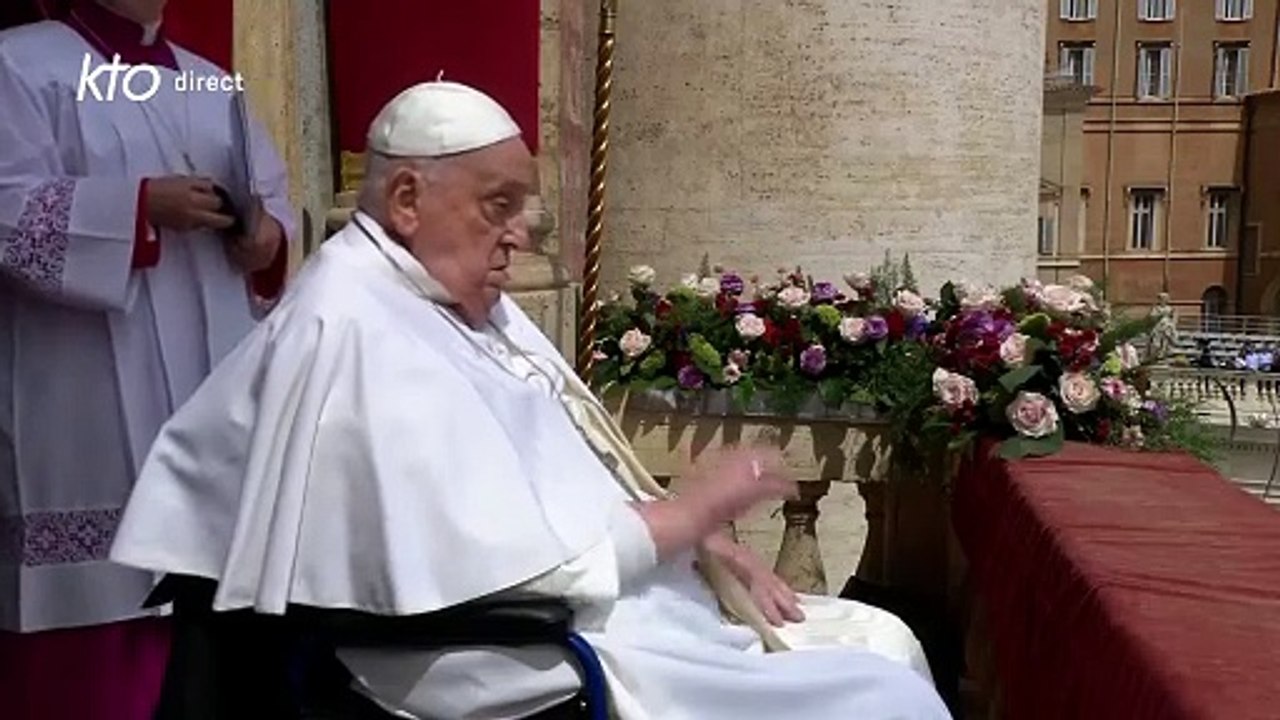 Regardez le pape François qui a fait une apparition au balcon de la basilique Saint-Pierre pour les célébrations de Pâques.