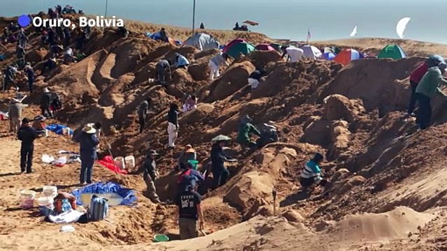 Bolivian artists make sand sculptures to celebrate Easter