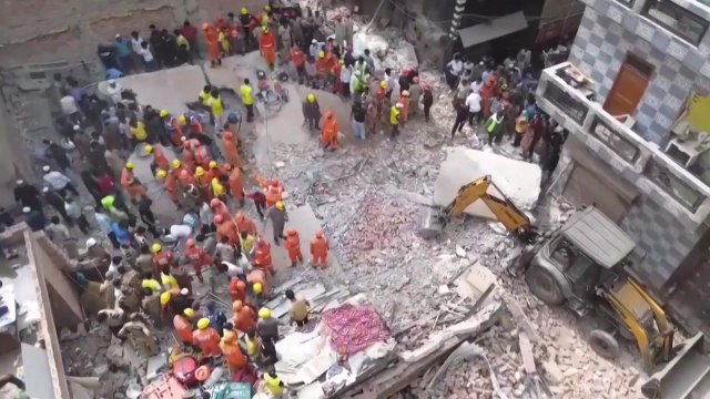 인도 뉴델리 외곽 주거용 4층 건물 붕괴...최소 11명 사망 / YTN