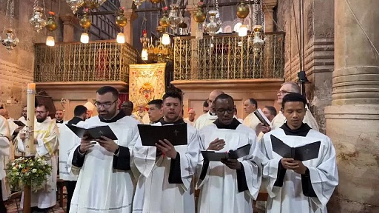 إحياء قداس عيد الفصح داخل كنيسة القيامة في القدس