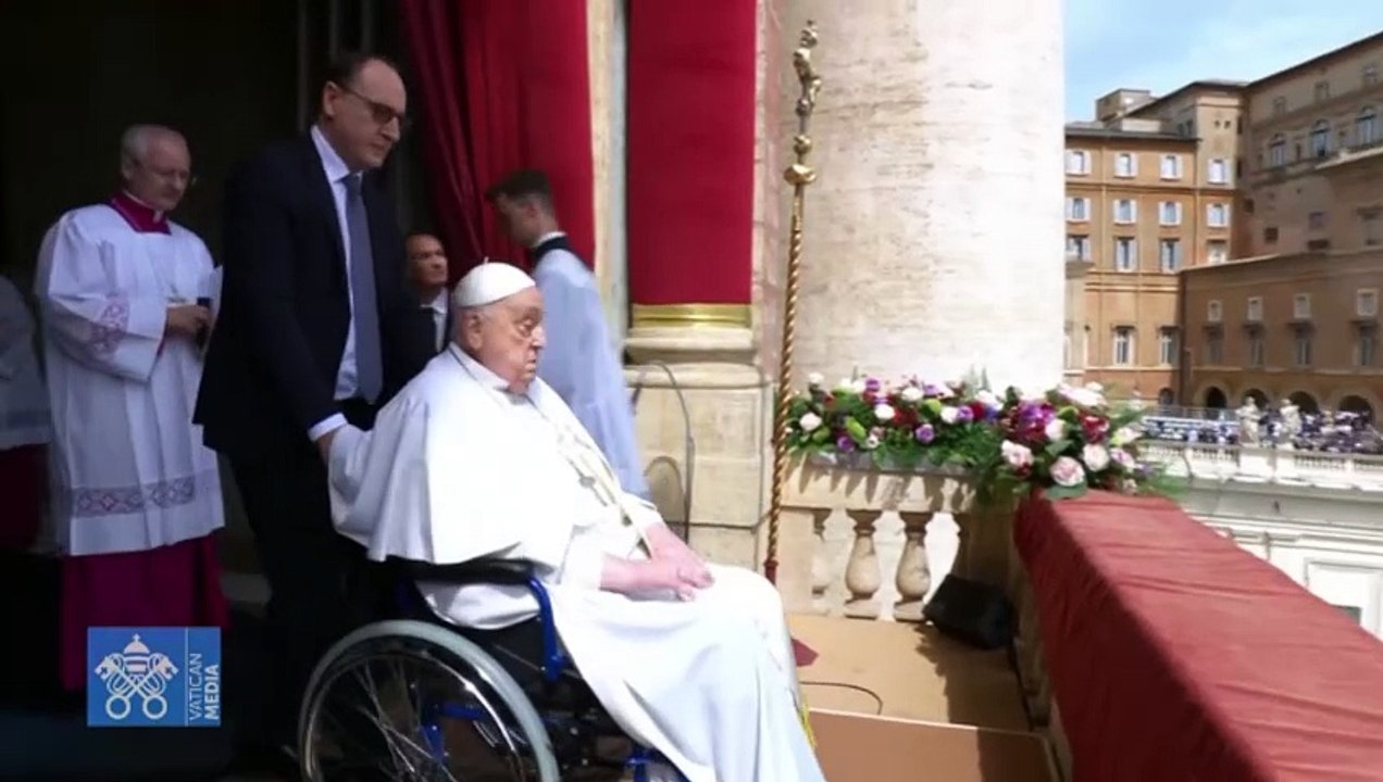 El Papa imparte la bendición 'Urbi et Orbi' desde el balcón de la basílica de San Pedro