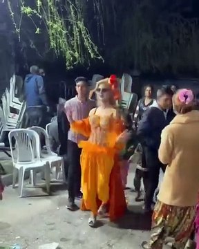 Düğünde annesinin kucağında sigara içen çocuk kamerada