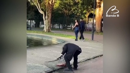 Homem é flagrado pescando no Passeio Público