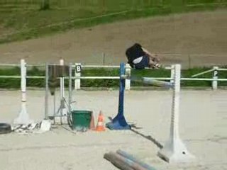 Olivier saute 1m45 à pied dans la carrière !