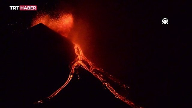 İtalya'da Etna Yanardağı güçlü şekilde kül ve lav püskürttü