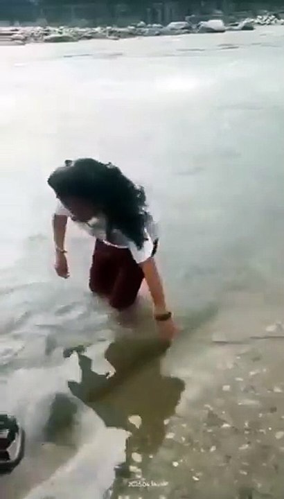 Mujer río