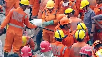 4 katlı bina çöktü: 11 kişi hayatını kaybetti