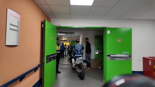 La mototerapia all'ospedale di Sassuolo, il video: «Un sorriso per i piccoli pazienti»