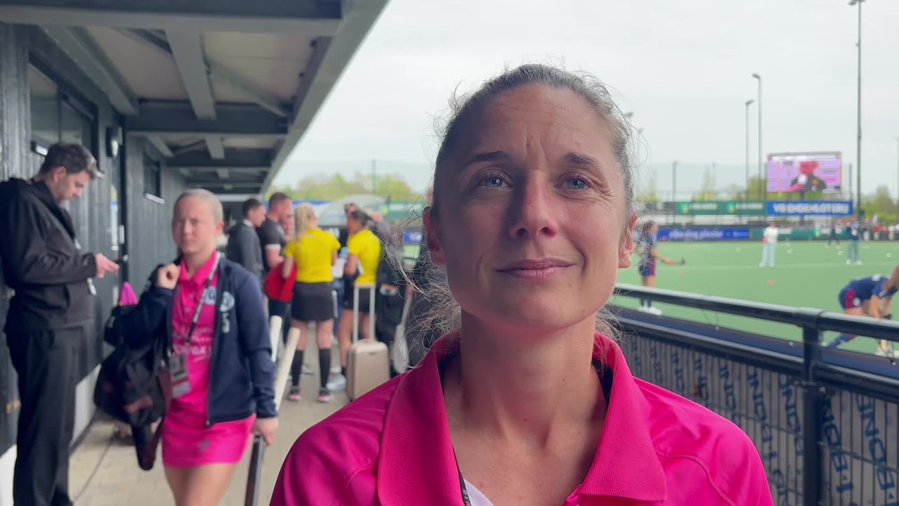 EHL : Réaction d'Emilie Sinia après le revers d...