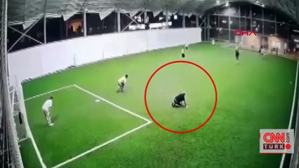 Halı sahada kalp krizi anı güvenlik kamerasında