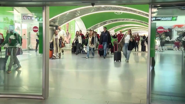 De vuelta a la rutina: Miles de españoles se despiden de las vacaciones y vuelven a casa