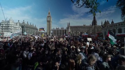 '여성=생물학적 여성' 판결에 런던에서 대규모 항의 시위 / YTN