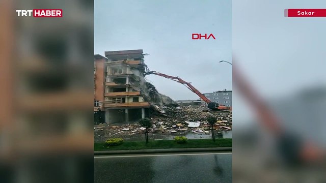 Yıkım sırasında bina iş makinesinin üzerine devrildi