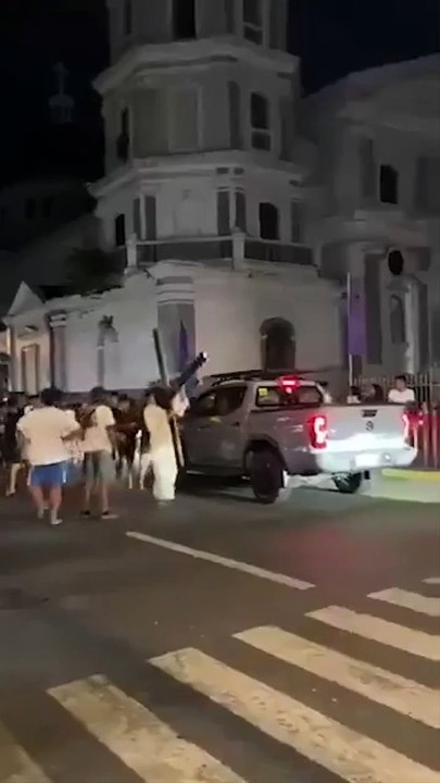 "Jesús" lanza patada voladora a joven durante el viacrucis en Semana Santa