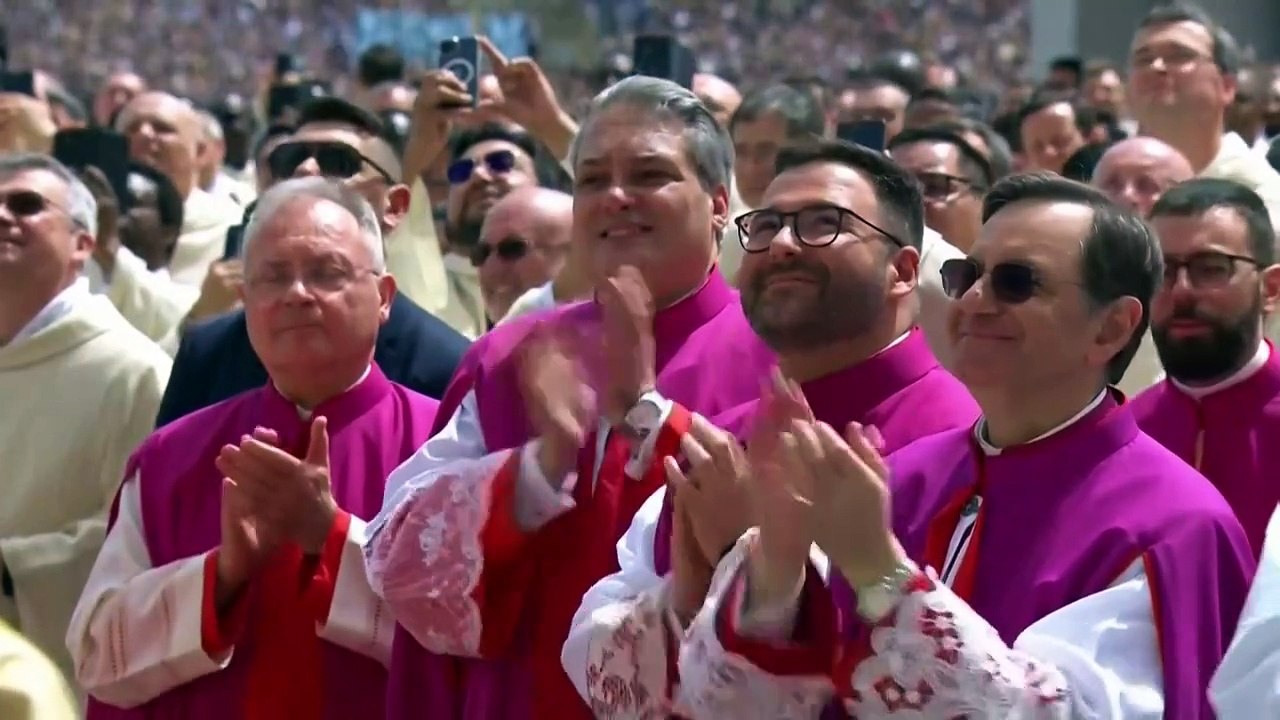 El papa desea a los fieles una "feliz Pascua" desde el balcón de la Basílica de San Pedro