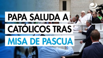 Papa Francisco saluda a la multitud desde el papamóvil