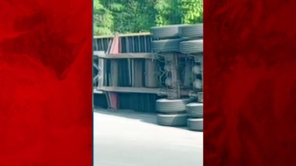Carreta cai, esmaga carro e deixa 3 vítimas fatais