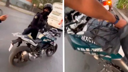 Policía CDMX detiene a motociclista con patrulla que trae placa de cartón y matrícula tapada