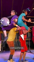 Una artista circense ecuatoriana, combina la elegancia y fuerza