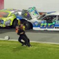 Deux pilotes de NASCAR se percutent en pleine course… puis en viennent aux mains sur le bord de la piste.