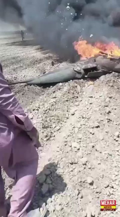 This jet✈ crashed in Pakistan but both poilts are saved