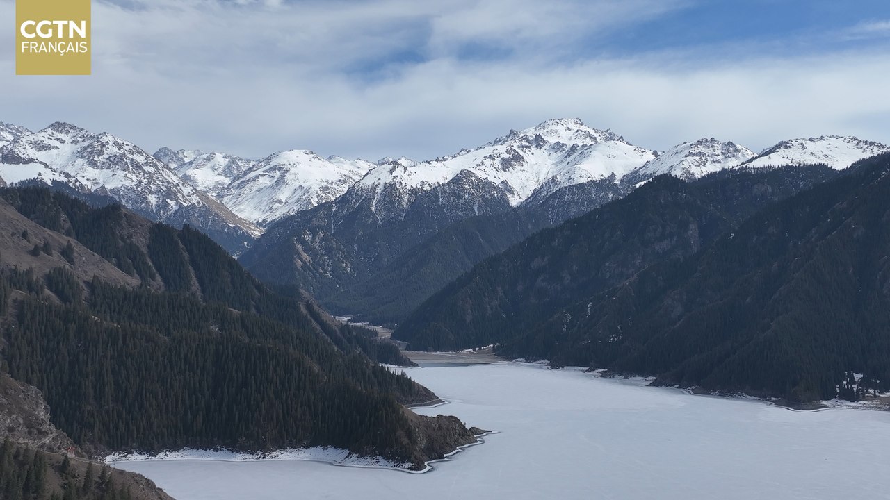 Vue aérienne par drone du Mont Tianshan et du Lac Tianchi au Xinjiang, début printemps