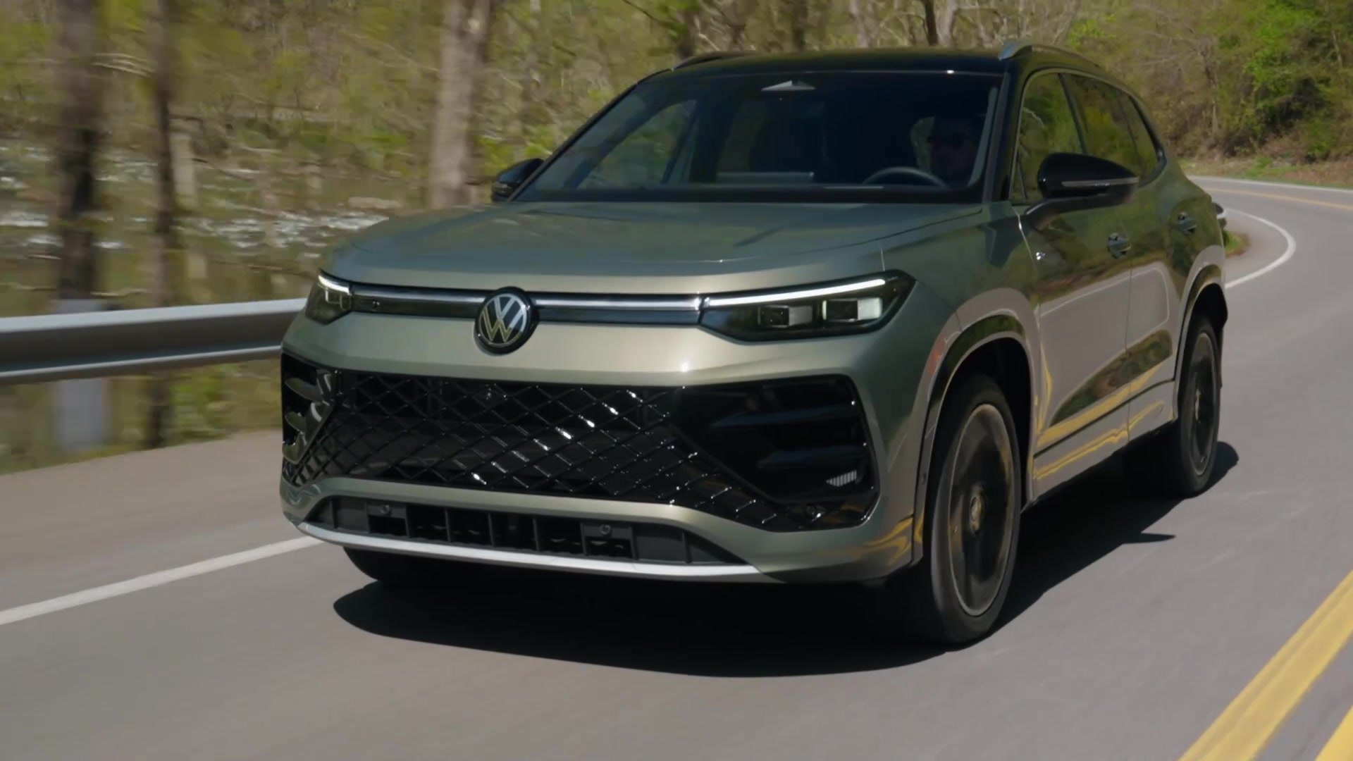 ⁣2026 Volkswagen Tiguan SEL R-Line Turbo Driving Video