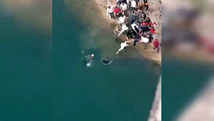 Boğulma tehlikesi geçirenler insan zinciri oluşturularak kurtarıldı